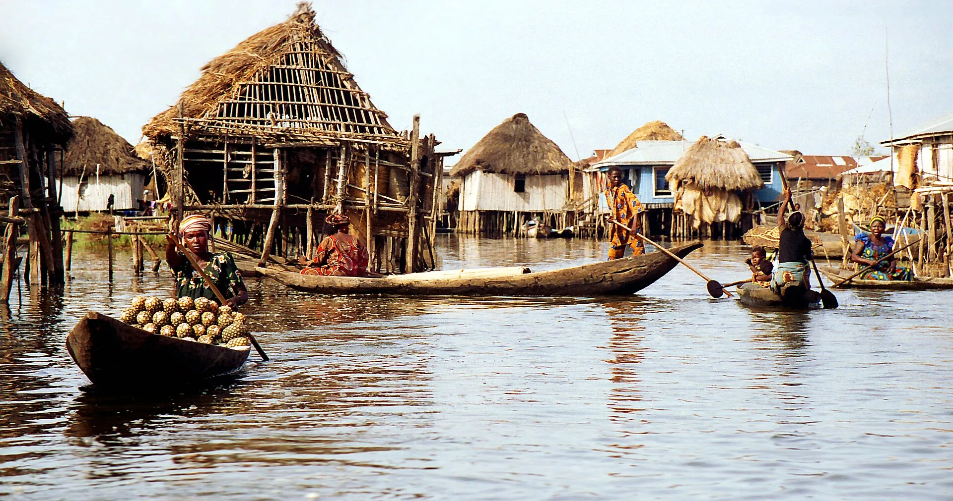 Maisons sur pilotis et pirogues sur le lac Nokoué, à Ganvié