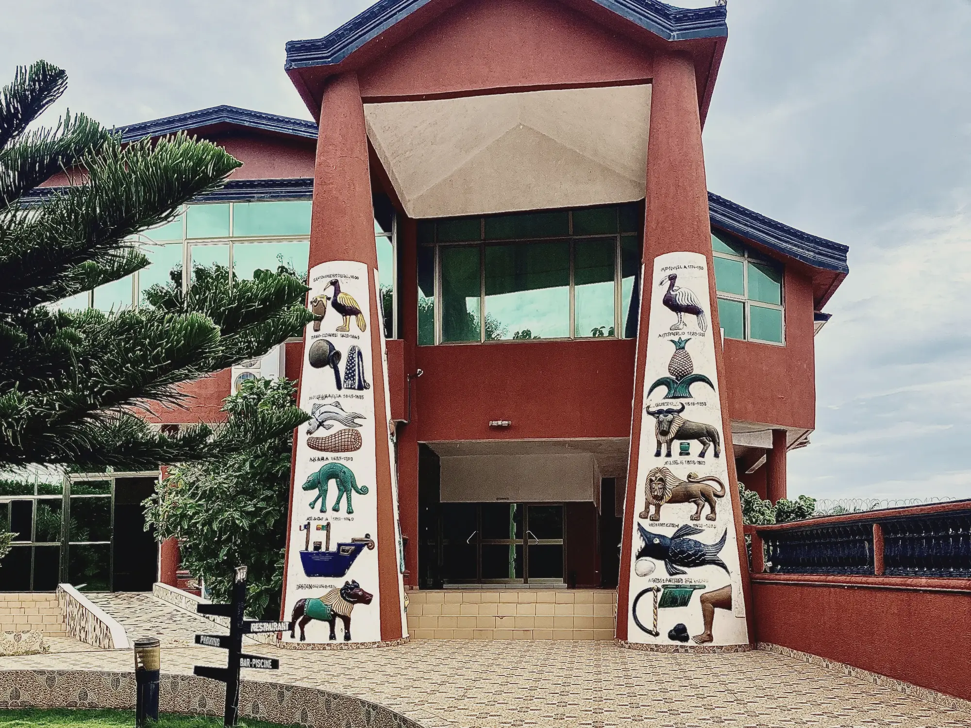 L’entrée de l’hôtel Tibi-Libi à Abomey-Calavi